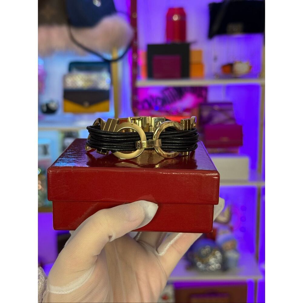 Rare Vintage Salvatore Ferragamo Black Leather Omega Logo Bracelet Full Set